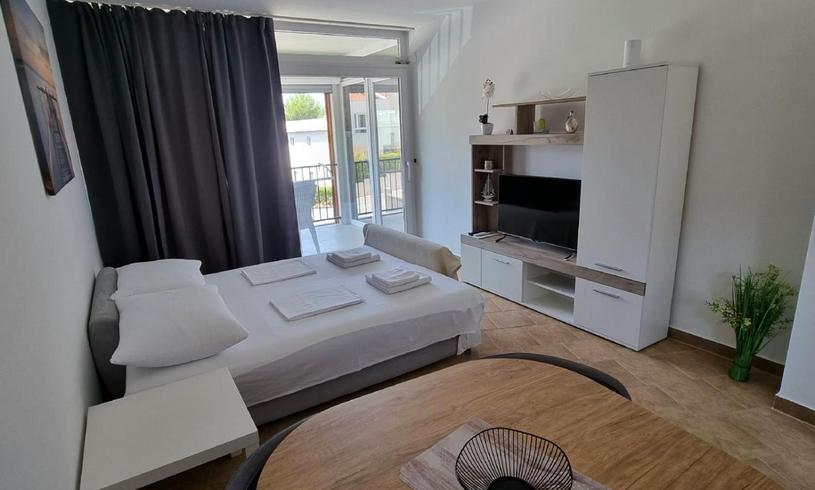 Apartmani Sunce I More Premantura Exterior photo
